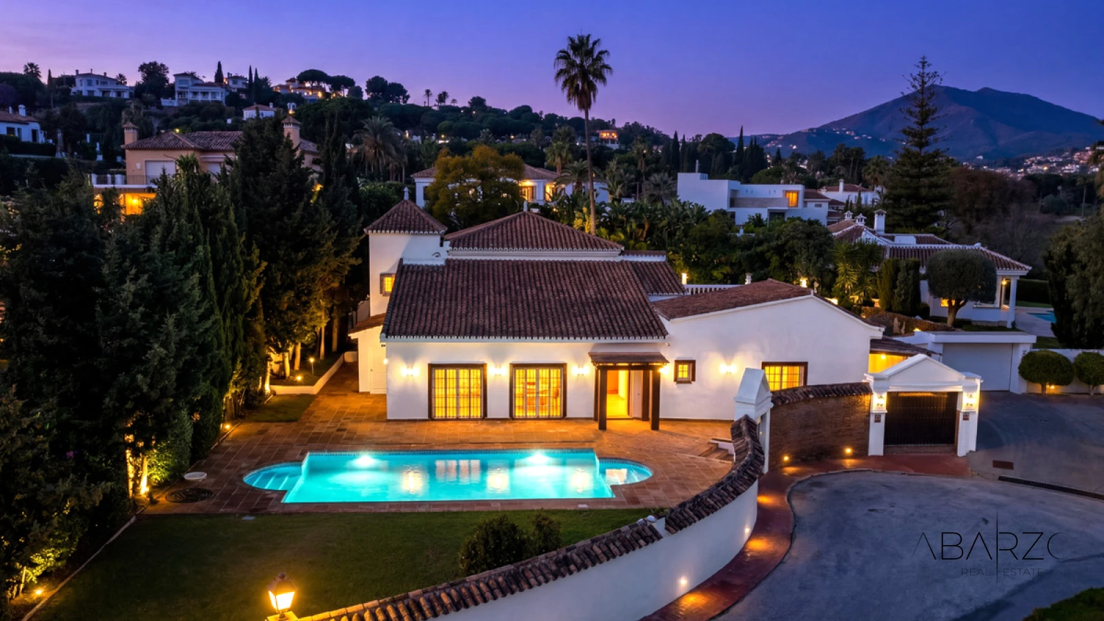 Villa mediterránea en Nueva Andalucía con piscina y vistas al golf — luxury property for sale in Nueva Andalucía, Marbella