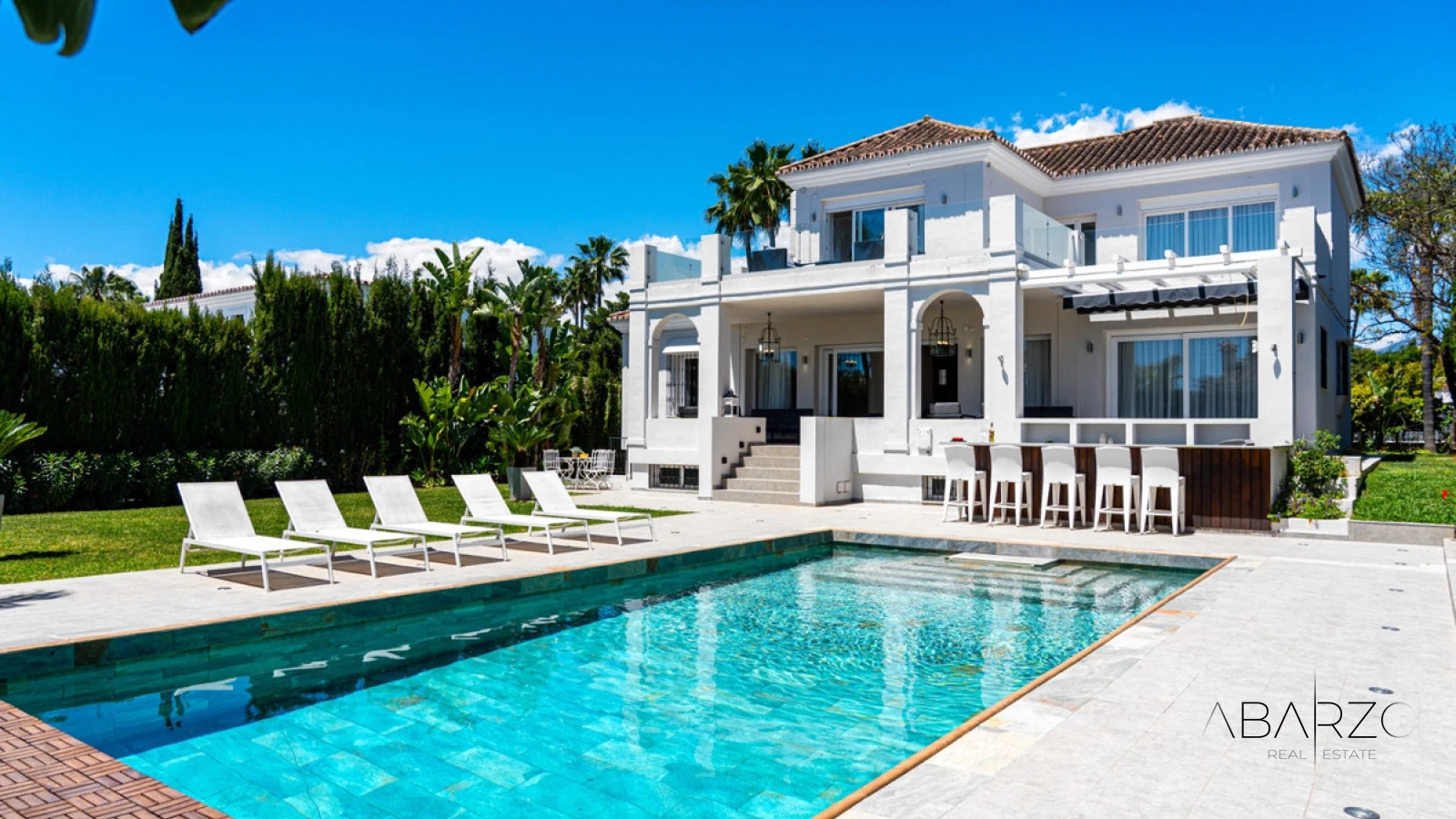 Villa en Nueva Andalucía con piscina privada y vistas a la montaña — luxury property for sale in Nueva Andalucía, Marbella