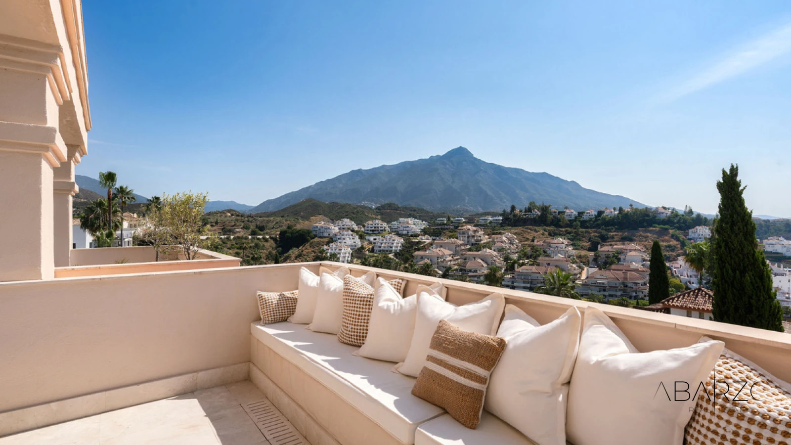 Apartamento con vistas al mar en Nueva Andalucía Marbella — luxury property for sale in Nueva Andalucía, Marbella