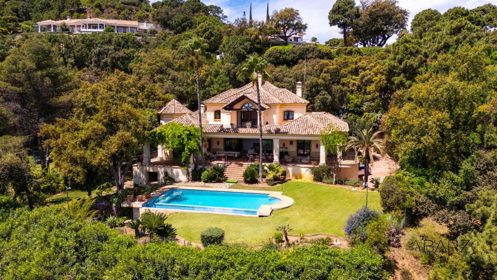 Villa tradicional con vistas panorámicas al mar en La Zagaleta — luxury property for sale in La Zagaleta, Benahavís