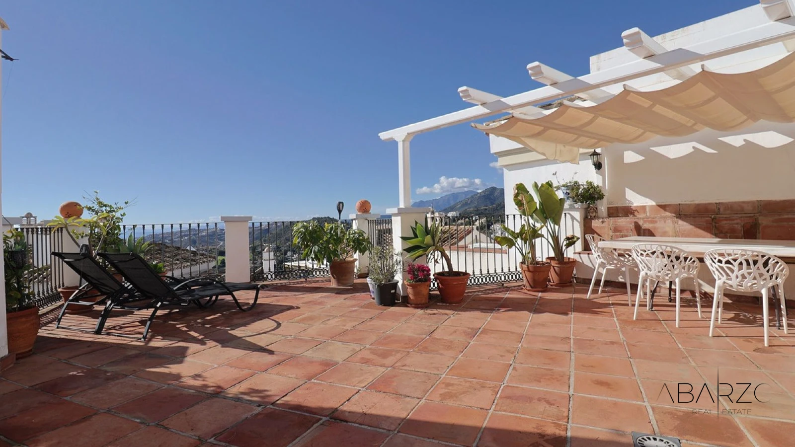 Panoramic 3-Bedroom Townhouse in La Heredia with Terrace and Sea Views — interior, La Heredia, Benahavís (3 of 24)
