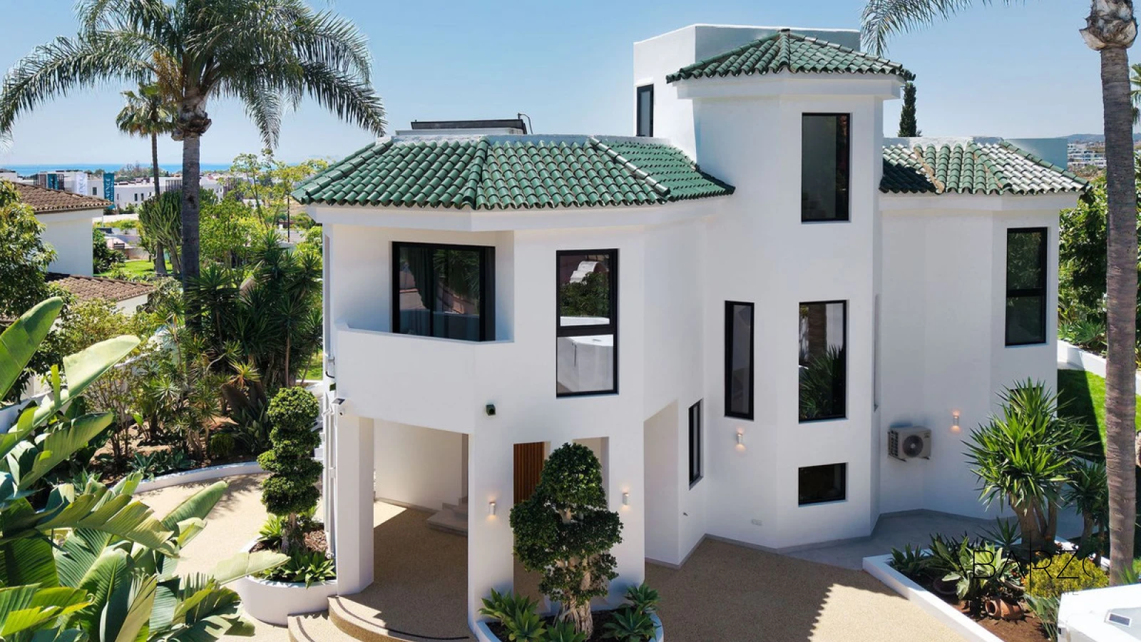 Casa familiar con piscina y jacuzzi en la azotea en Estepona, Bel-Air — luxury property for sale in Bel Air, Estepona