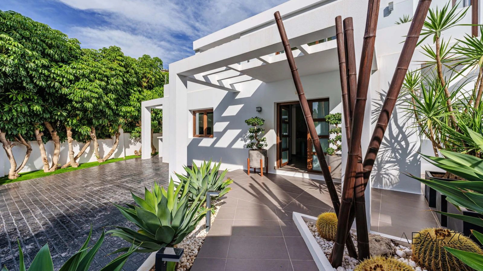 Villa de lujo con piscina climatizada en El Rosario, Marbella — luxury property for sale in Marbella East, Marbella