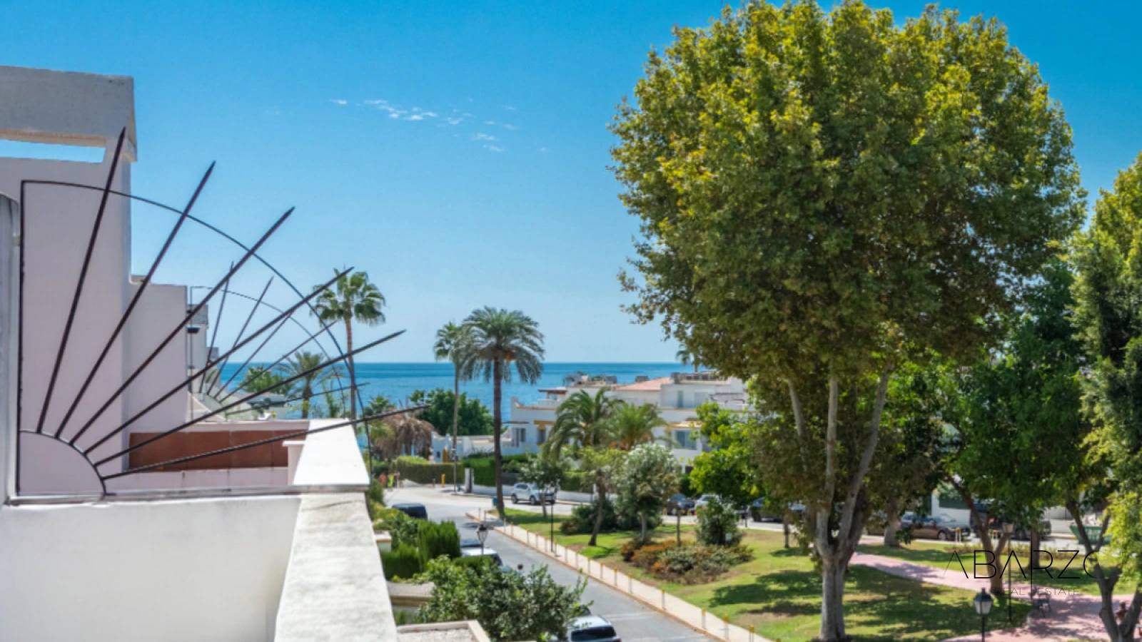 Five-bedroom townhouse in Marbellamar, Marbella Golden Mile, 50m from the beach — luxury property for sale in Golden Mile, Marbella