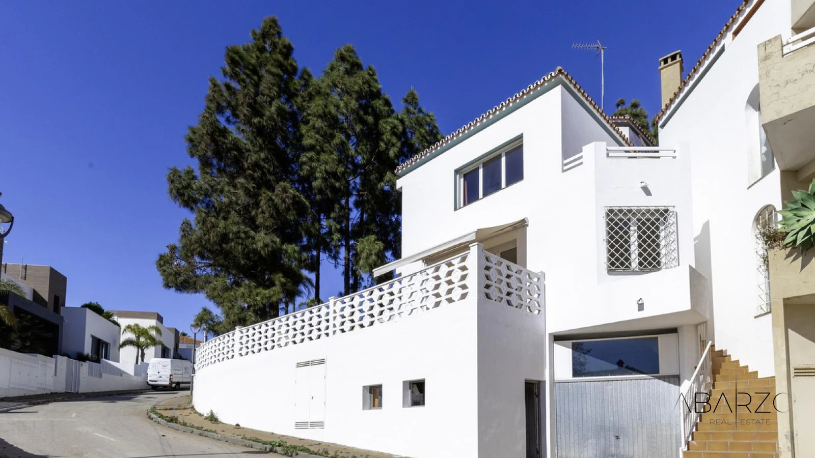 Detached villa in Marbella with sea views near Cabopino Marina and golf course — luxury property for sale in Marbella East, Marbella