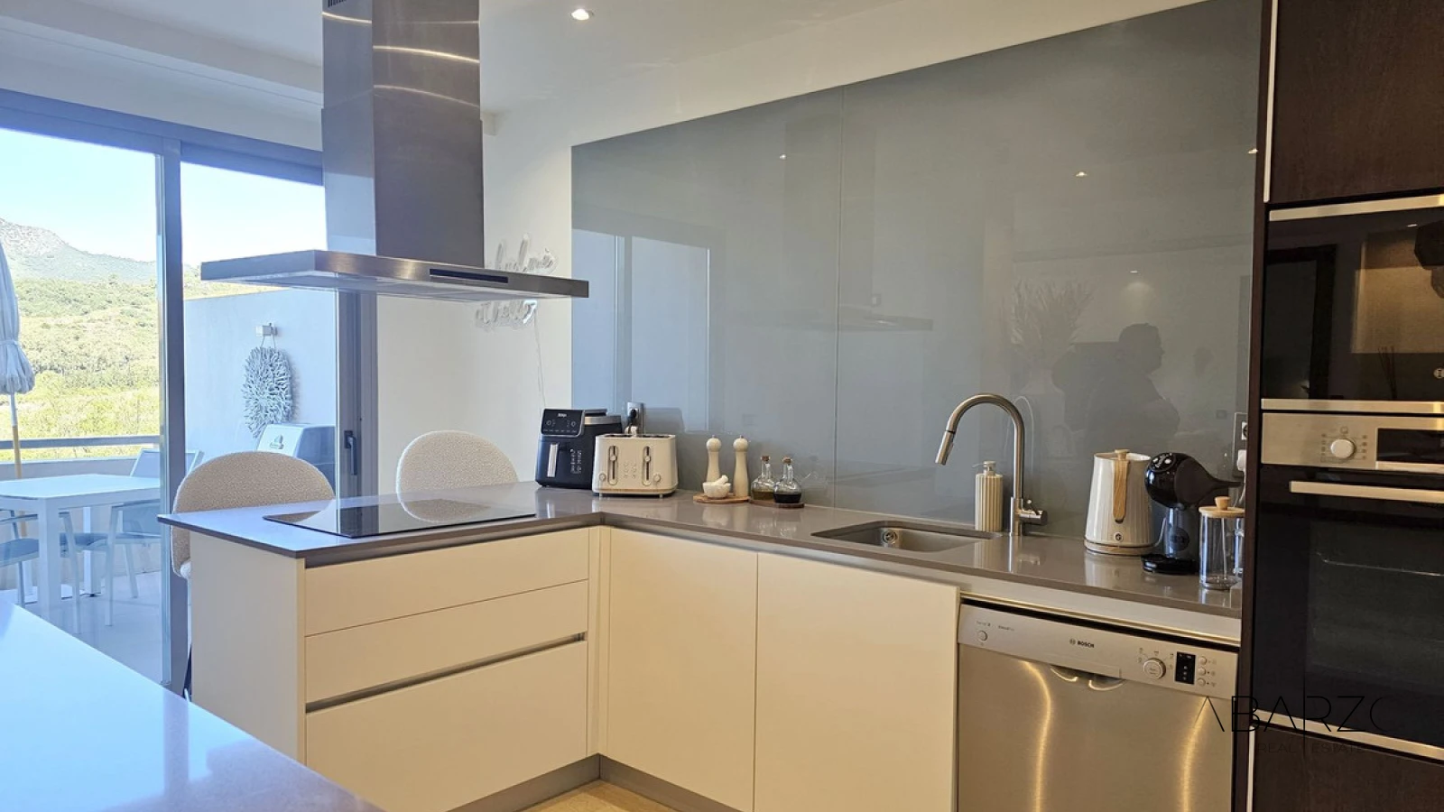 Luxury 3-Bedroom Apartment in Los Arrayanes Golf near Marbella with Sea and Golf Views — interior, Los Arqueros, Benahavís (9 of 21)