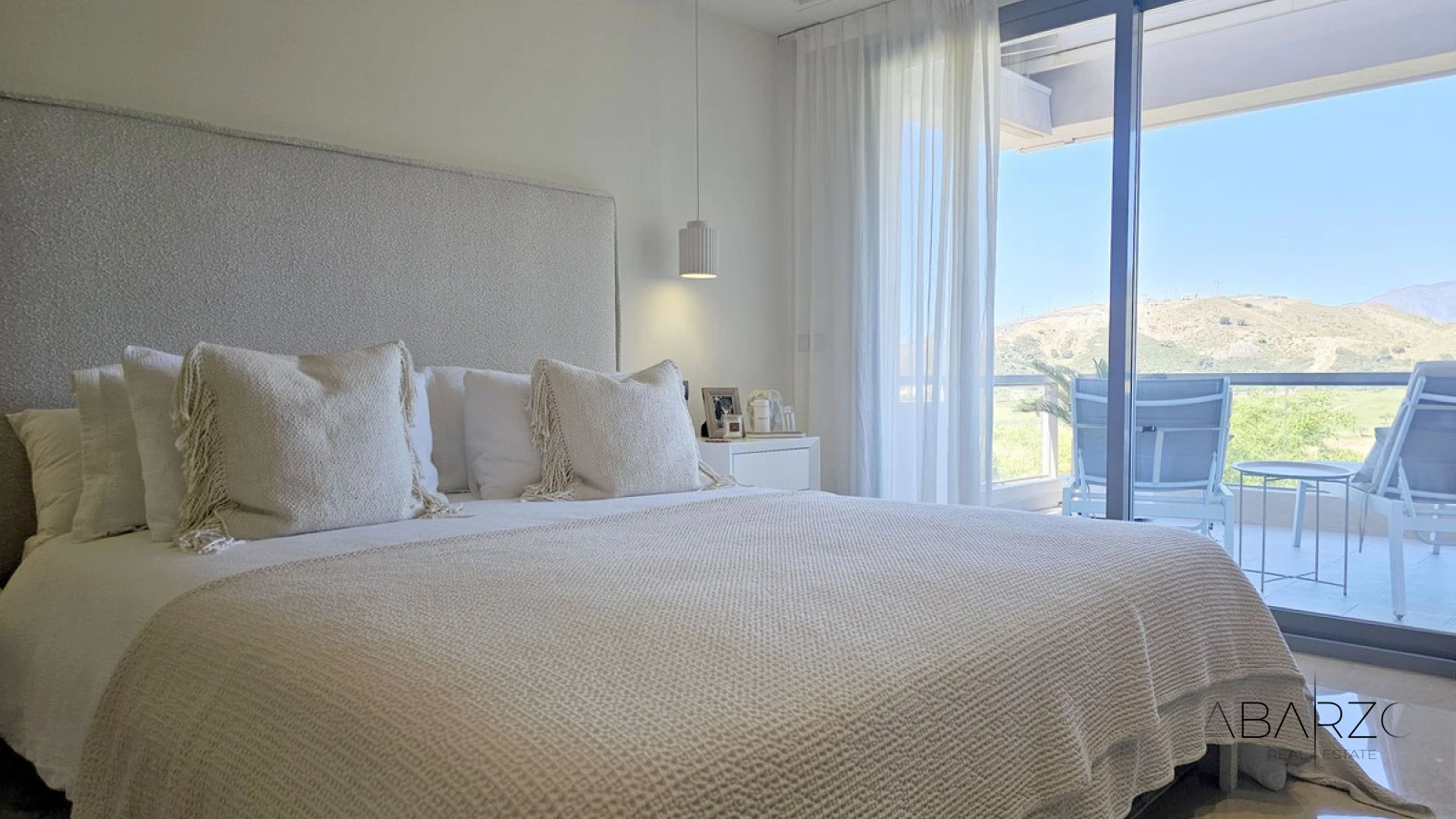 Luxury 3-Bedroom Apartment in Los Arrayanes Golf near Marbella with Sea and Golf Views — interior, Los Arqueros, Benahavís (10 of 21)