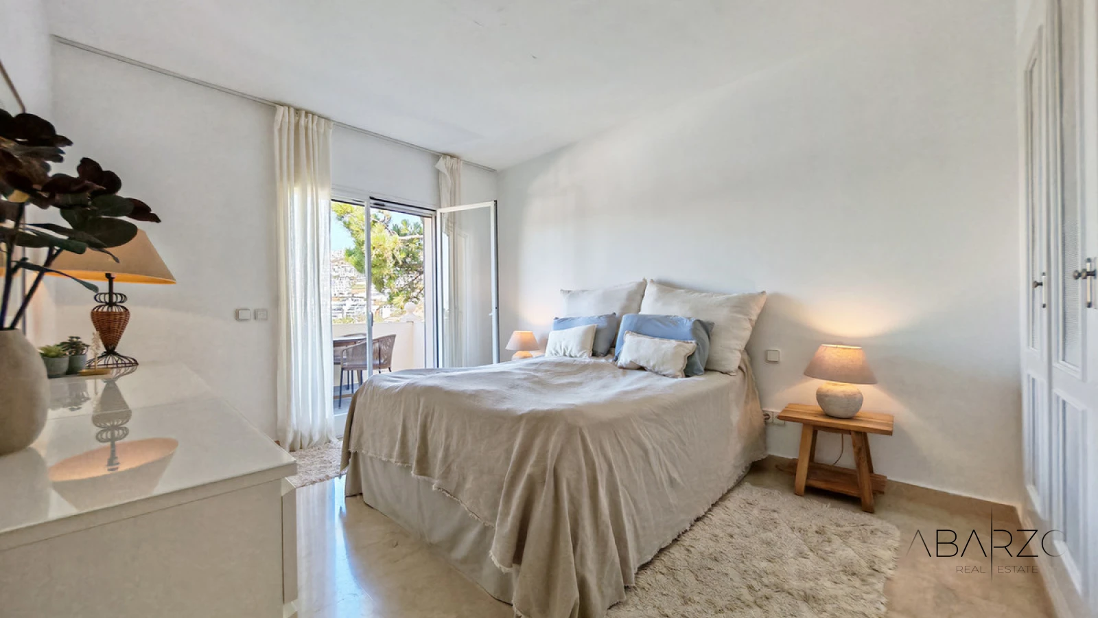 Duplex Penthouse for Sale in Benahavis with Sea Views and Communal Pool — interior, Los Arqueros, Benahavís (8 of 16)