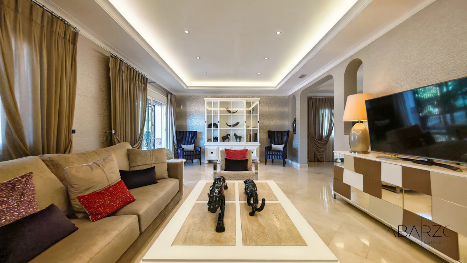 Villa for sale with private pool and garden in Elviria, Marbella — interior, Marbella East, Marbella (2 of 38)