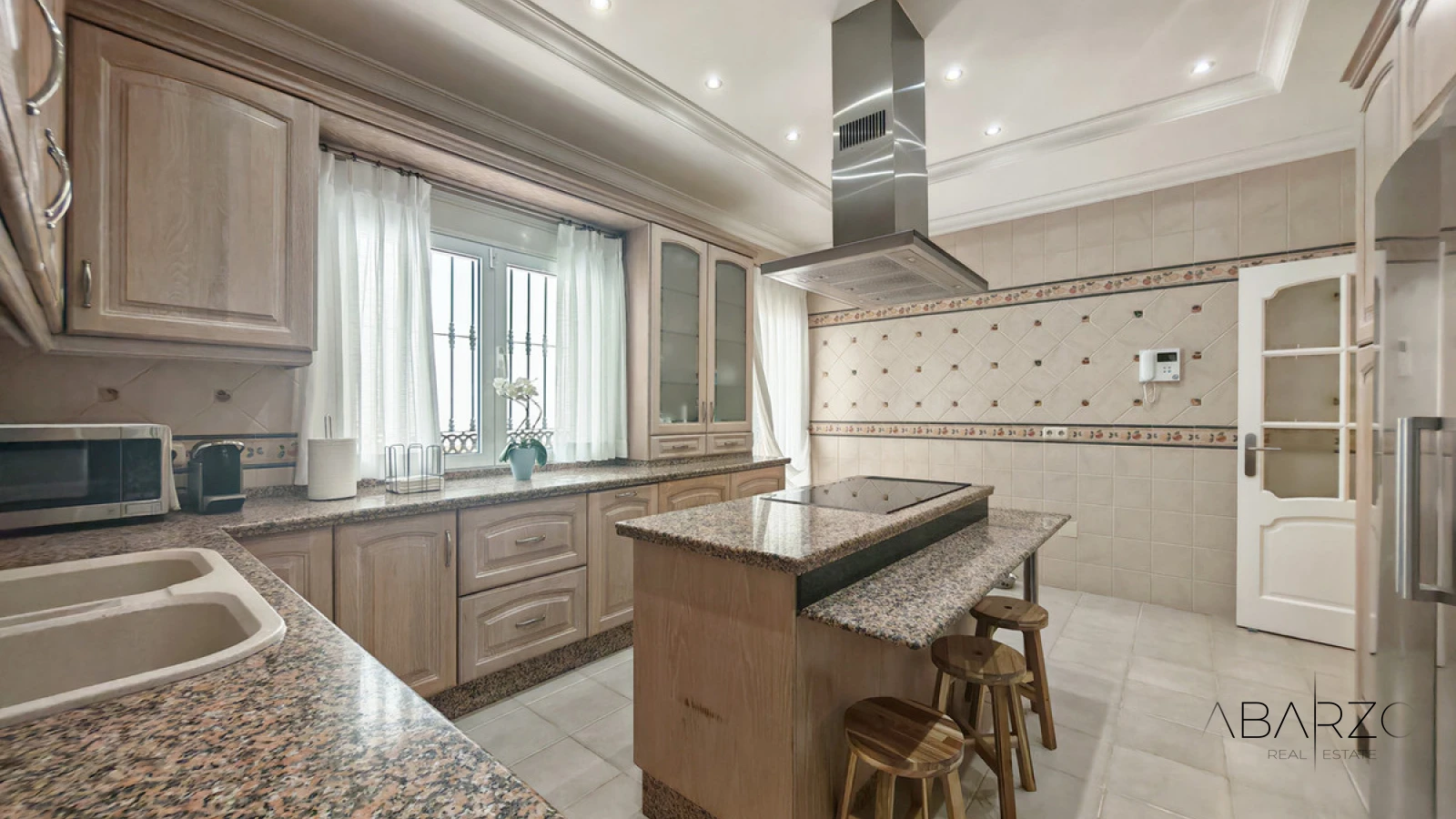 Villa for sale with private pool and garden in Elviria, Marbella — interior, Marbella East, Marbella (7 of 38)