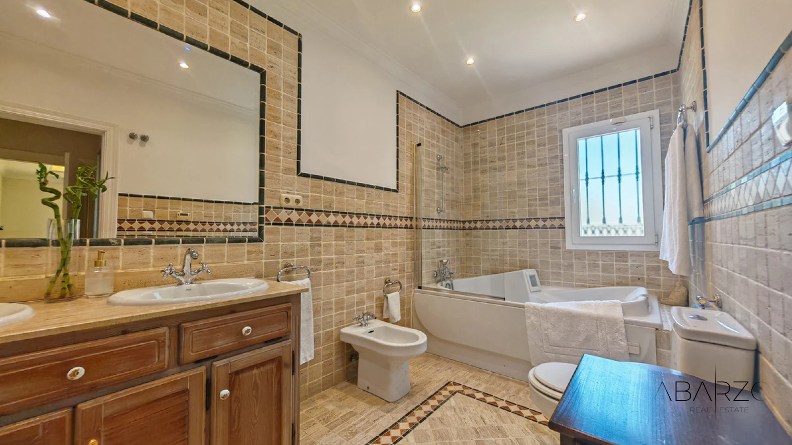 Villa for sale with private pool and garden in Elviria, Marbella — interior, Marbella East, Marbella (16 of 38)