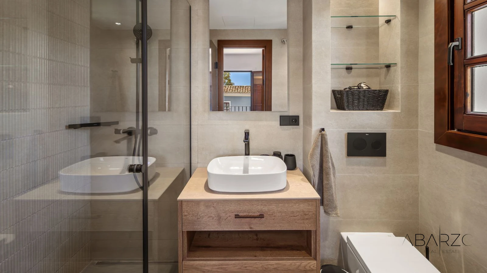 Elegant Beachside Townhouse in Marbella Golden Mile with Rooftop Terrace and Sea Views — interior, Golden Mile, Marbella (26 of 40)