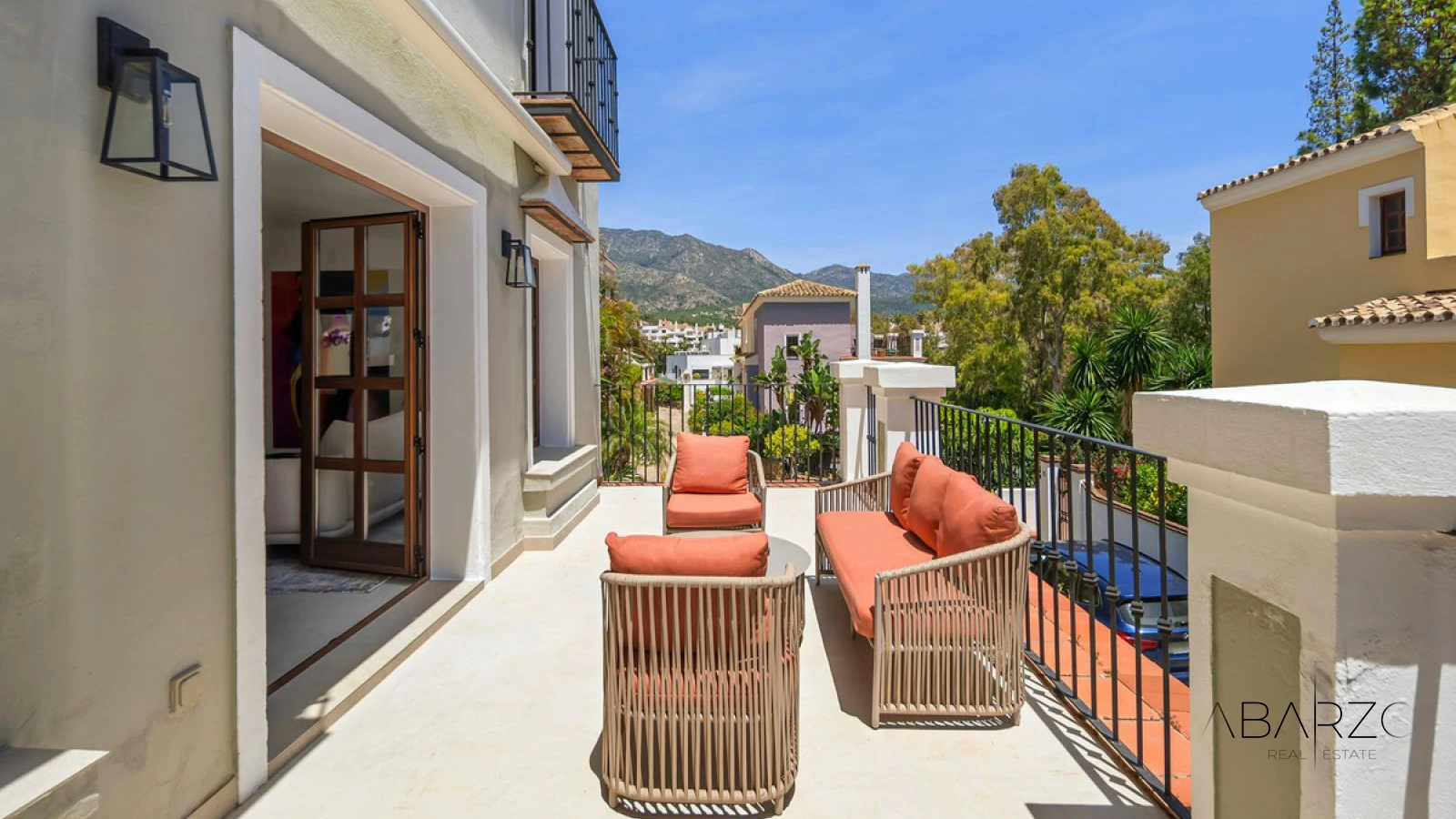 Elegant Beachside Townhouse in Marbella Golden Mile with Rooftop Terrace and Sea Views — interior, Golden Mile, Marbella (4 of 40)
