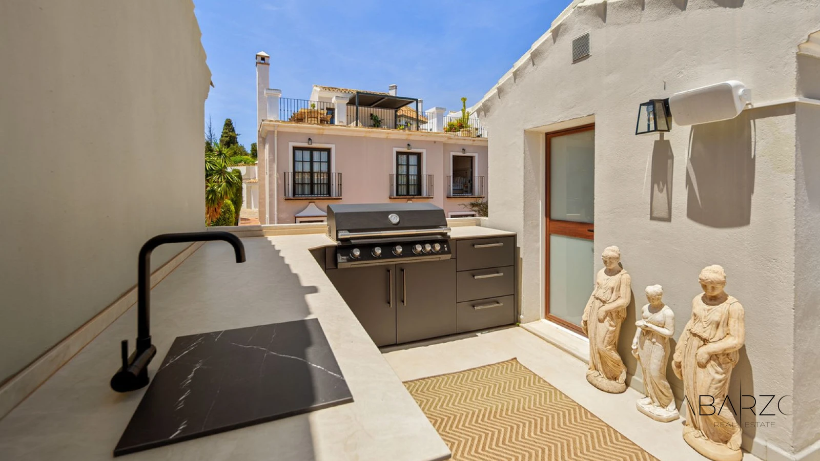 Elegant Beachside Townhouse in Marbella Golden Mile with Rooftop Terrace and Sea Views — interior, Golden Mile, Marbella (35 of 40)