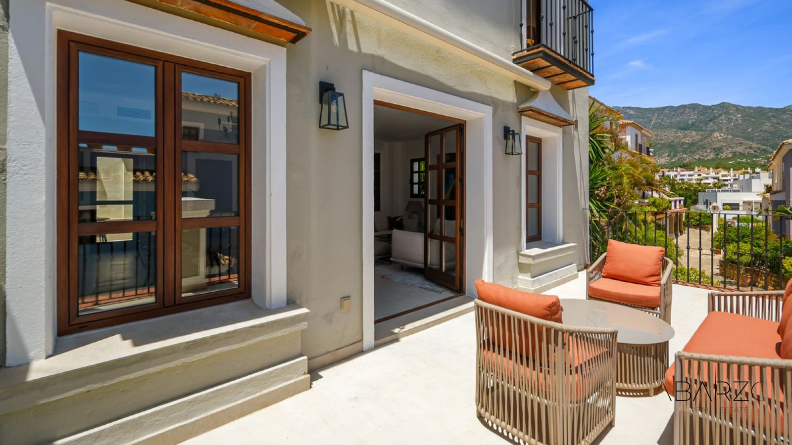 Elegant Beachside Townhouse in Marbella Golden Mile with Rooftop Terrace and Sea Views — interior, Golden Mile, Marbella (6 of 40)