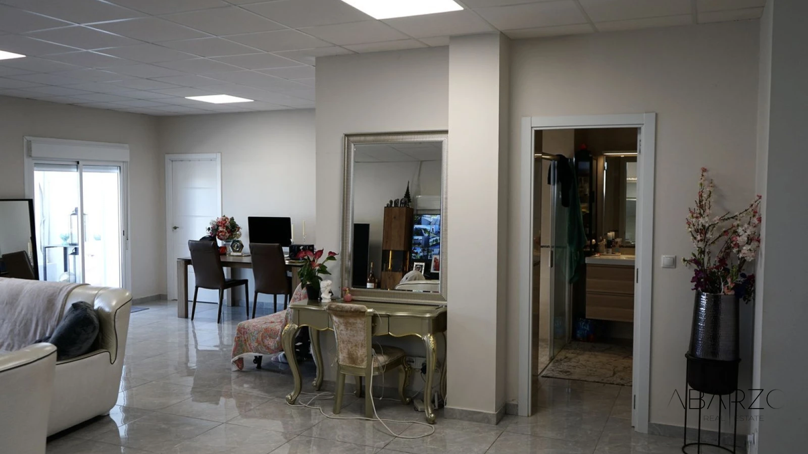 Villa con vistas al mar en Xarblanca, piscina privada, parcela grande y potencial de reforma — interior, Marbella Centro, Marbella (12 of 23)