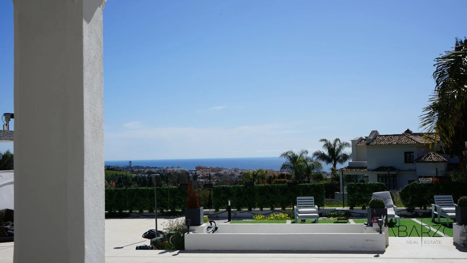 Villa con vistas al mar en Xarblanca, piscina privada, parcela grande y potencial de reforma — interior, Marbella Centro, Marbella (4 of 23)