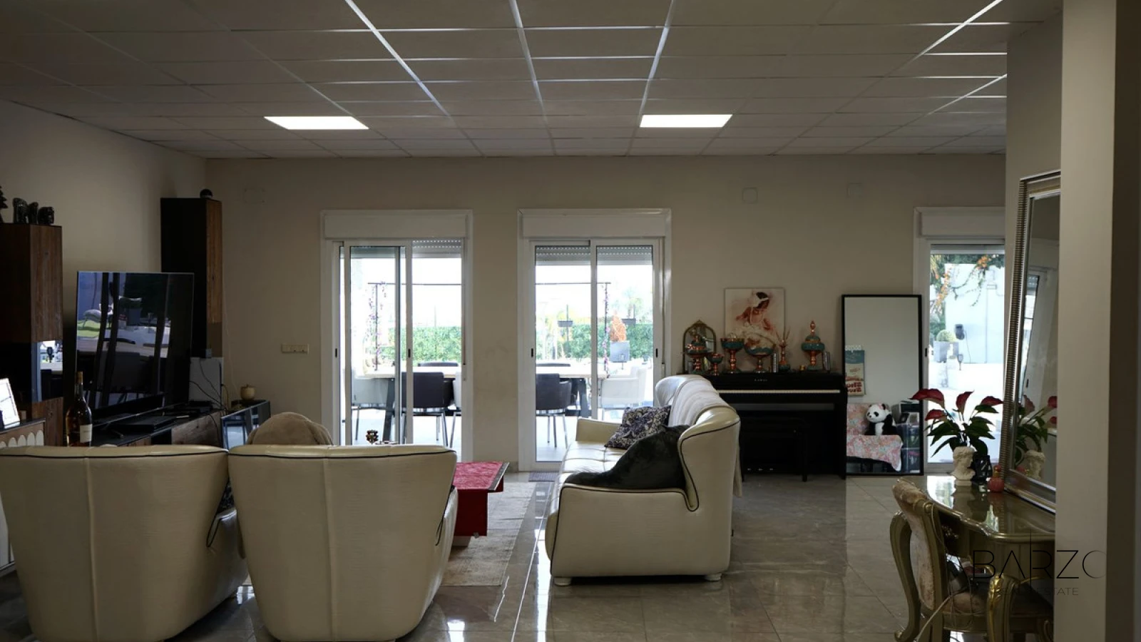 Villa con vistas al mar en Xarblanca, piscina privada, parcela grande y potencial de reforma — interior, Marbella Centro, Marbella (8 of 23)
