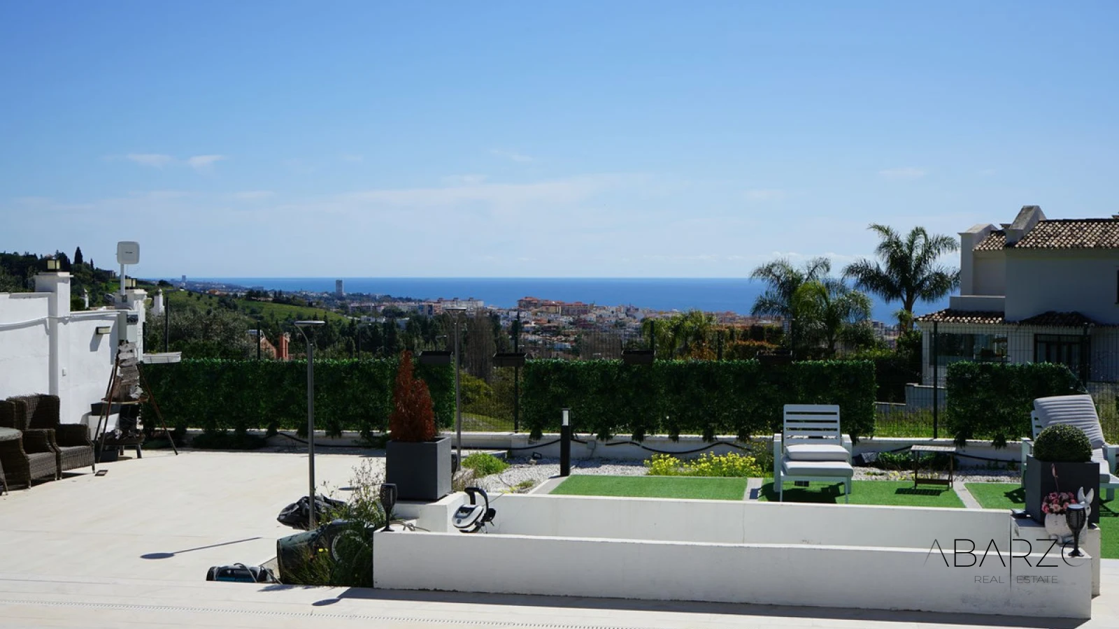 Villa con vistas al mar en Xarblanca, piscina privada, parcela grande y potencial de reforma — interior, Marbella Centro, Marbella (3 of 23)