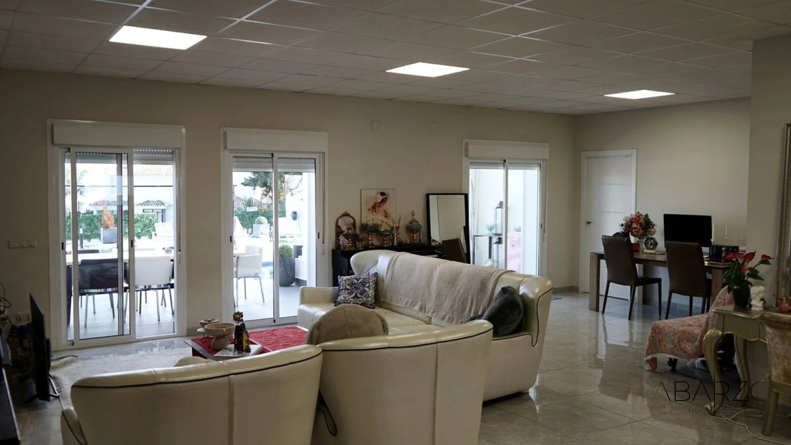 Villa con vistas al mar en Xarblanca, piscina privada, parcela grande y potencial de reforma — interior, Marbella Centro, Marbella (10 of 23)