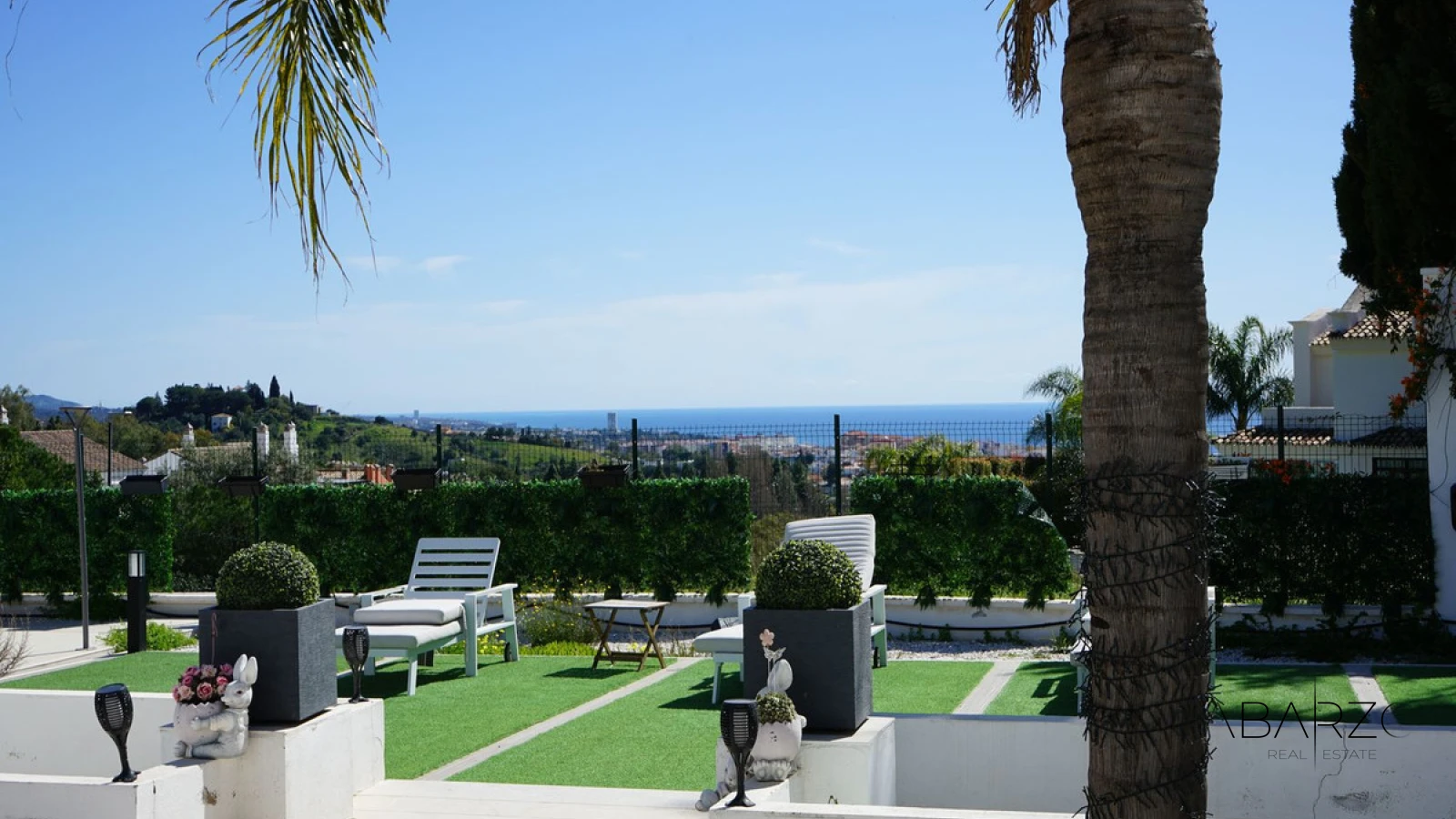 Villa con vistas al mar en Xarblanca, piscina privada, parcela grande y potencial de reforma — interior, Marbella Centro, Marbella (2 of 23)