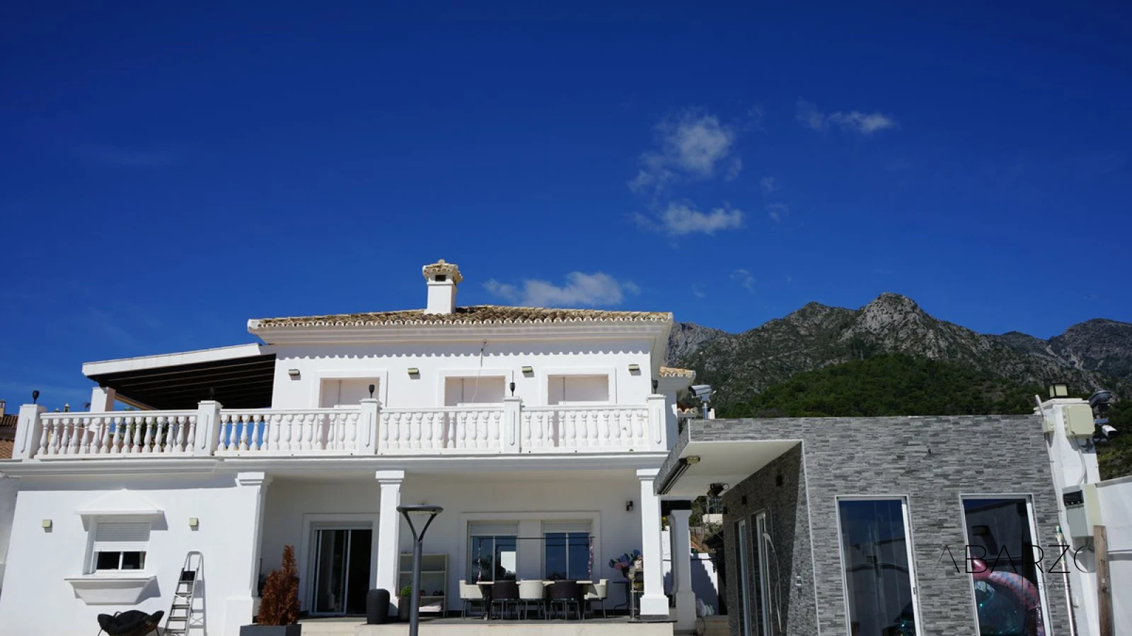 Villa con vistas al mar en Xarblanca, piscina privada, parcela grande y potencial de reforma — luxury property for sale in Marbella Centro, Marbella