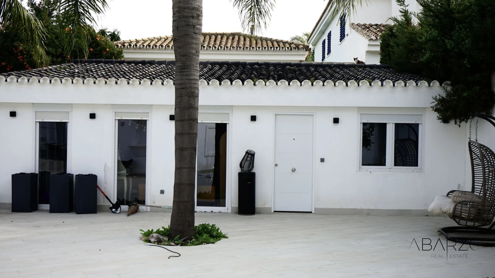 Villa con vistas al mar en Xarblanca, piscina privada, parcela grande y potencial de reforma — interior, Marbella Centro, Marbella (15 of 23)