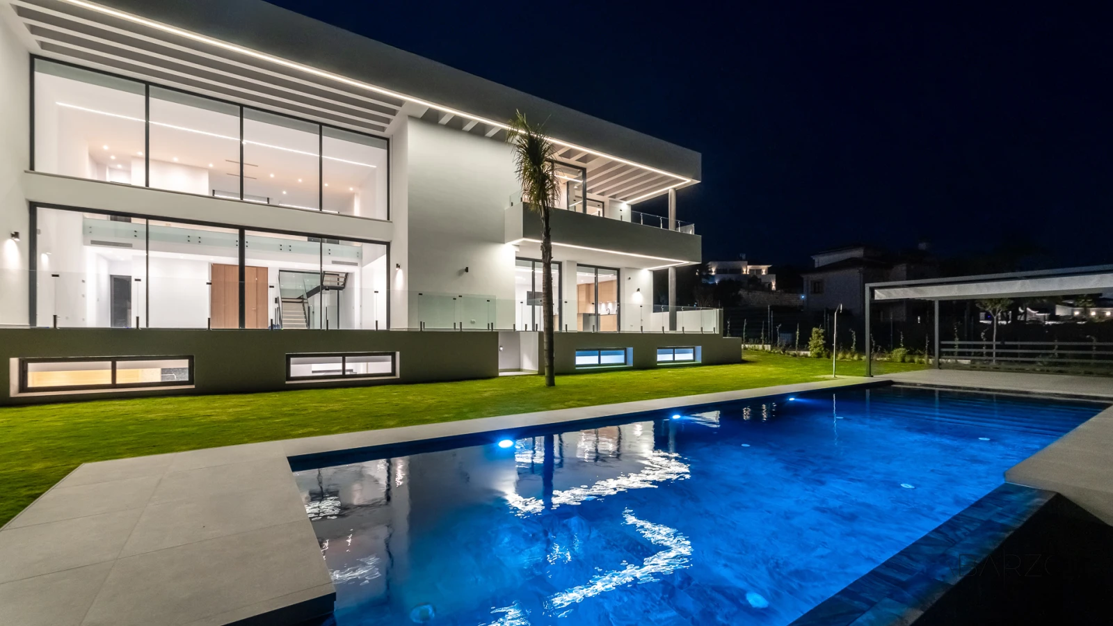 Villa de nueva construcción en parcela de 2500 m² con 6 dormitorios y diseño innovador — interior, New Golden Mile, Estepona (27 of 27)