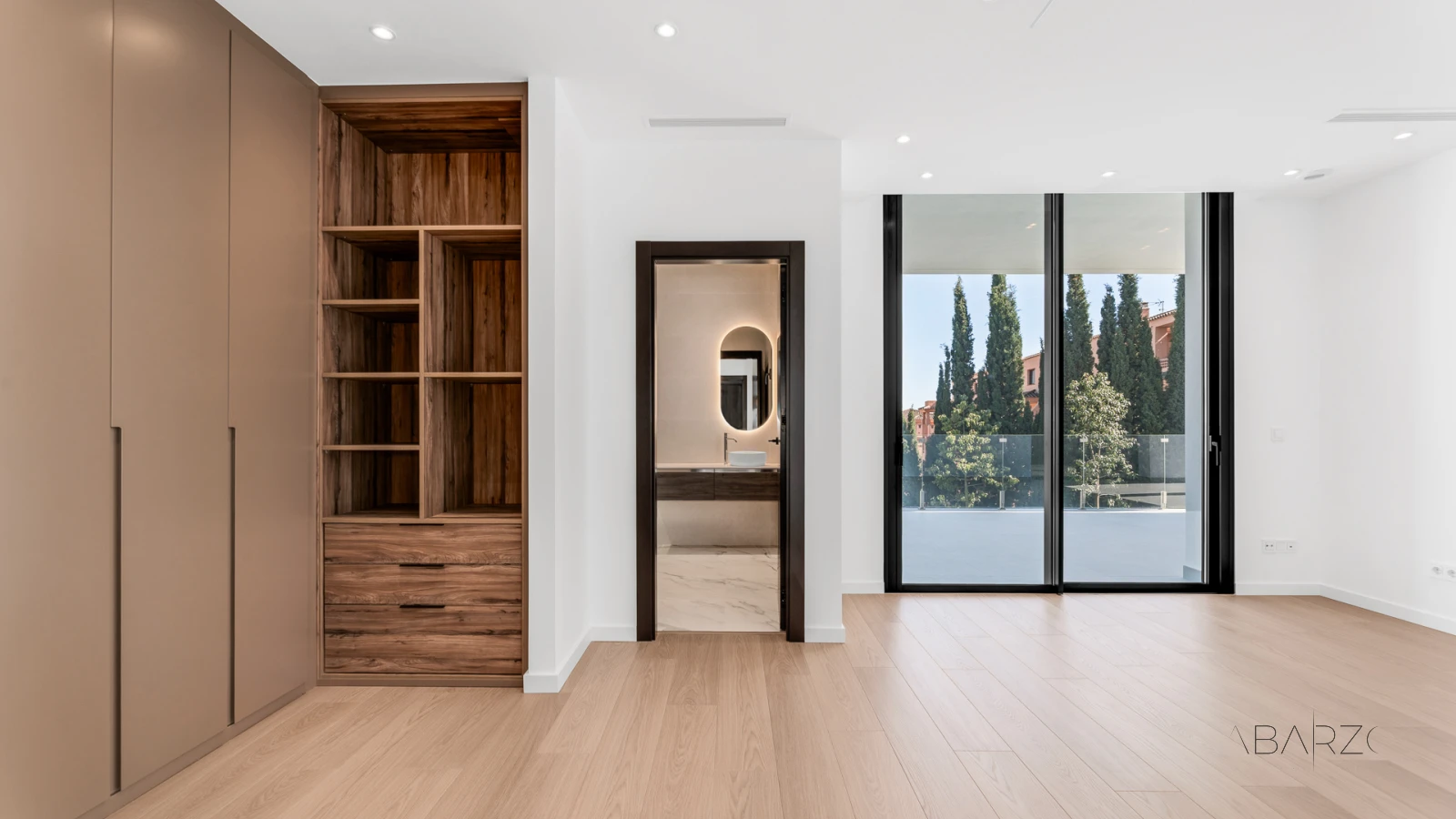 Villa de nueva construcción en parcela de 2500 m² con 6 dormitorios y diseño innovador — interior, New Golden Mile, Estepona (3 of 27)