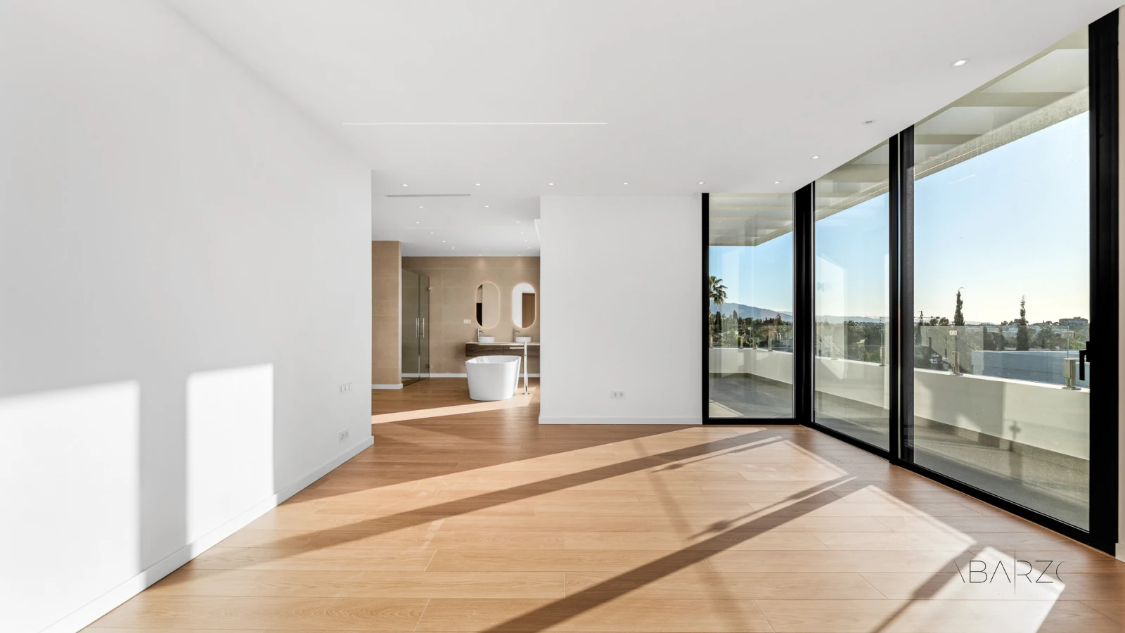 Villa de nueva construcción en parcela de 2500 m² con 6 dormitorios y diseño innovador — interior, New Golden Mile, Estepona (9 of 27)