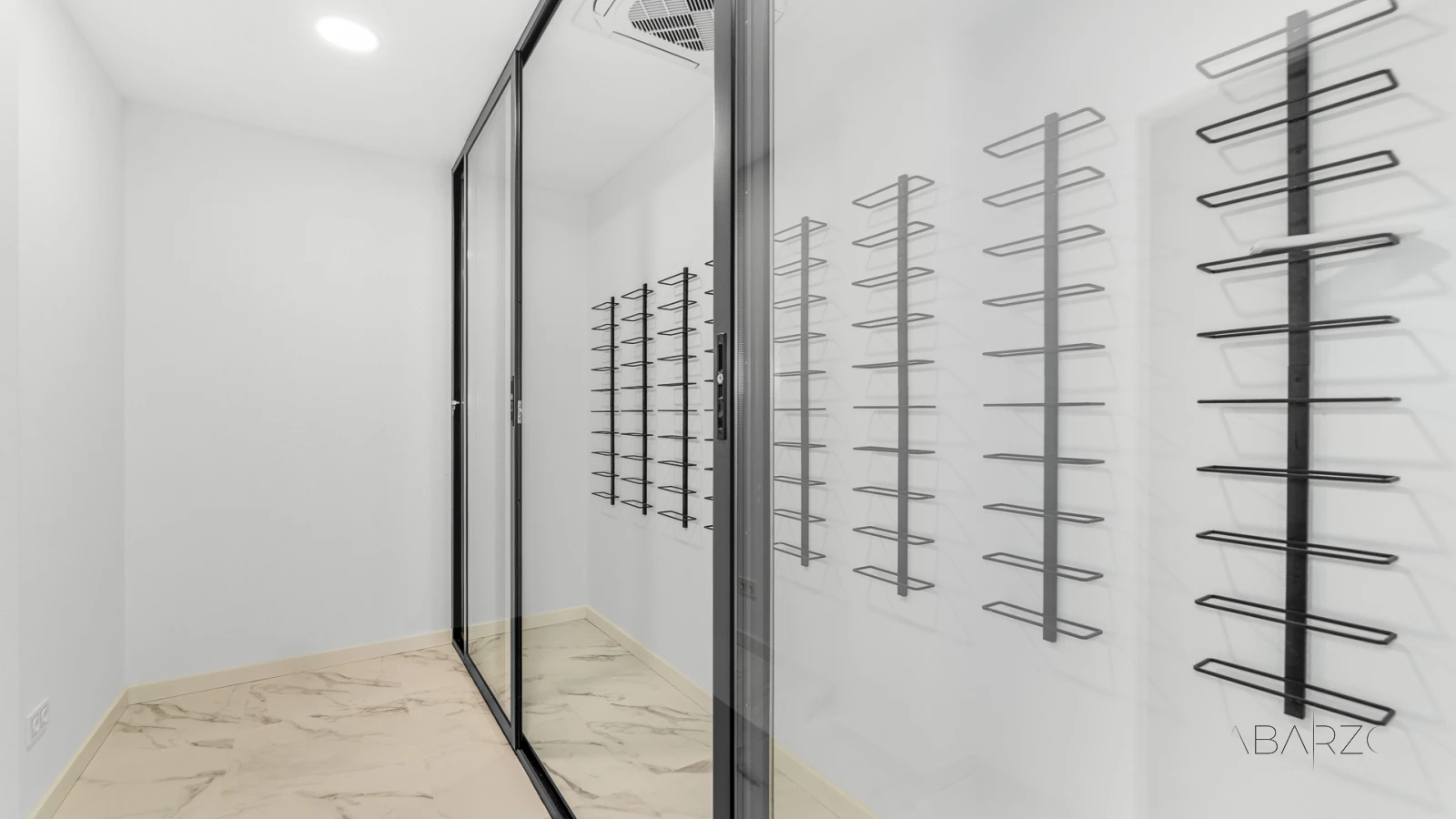 Villa de nueva construcción en parcela de 2500 m² con 6 dormitorios y diseño innovador — interior, New Golden Mile, Estepona (5 of 27)