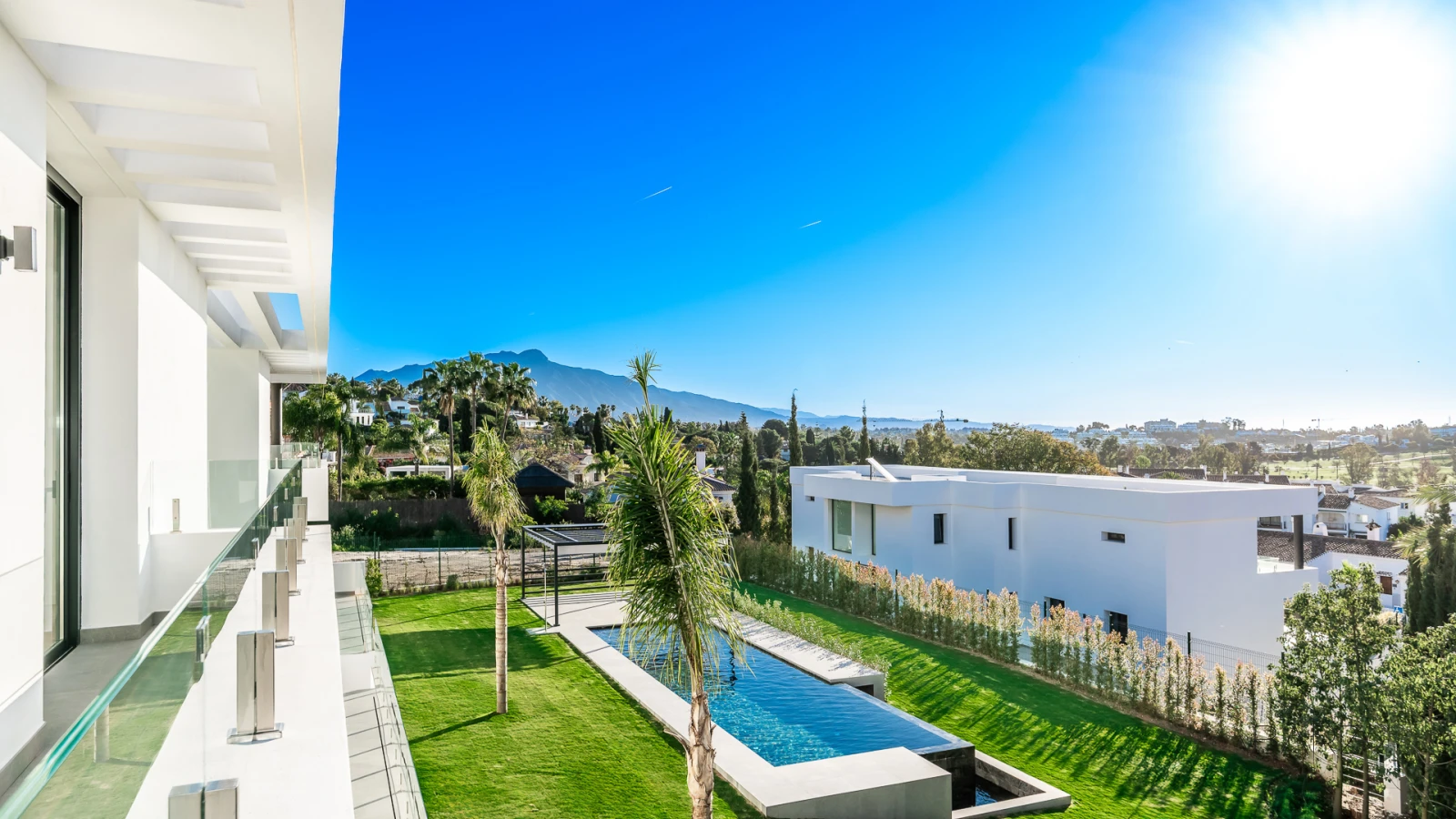 Villa de nueva construcción en parcela de 2500 m² con 6 dormitorios y diseño innovador — interior, New Golden Mile, Estepona (11 of 27)