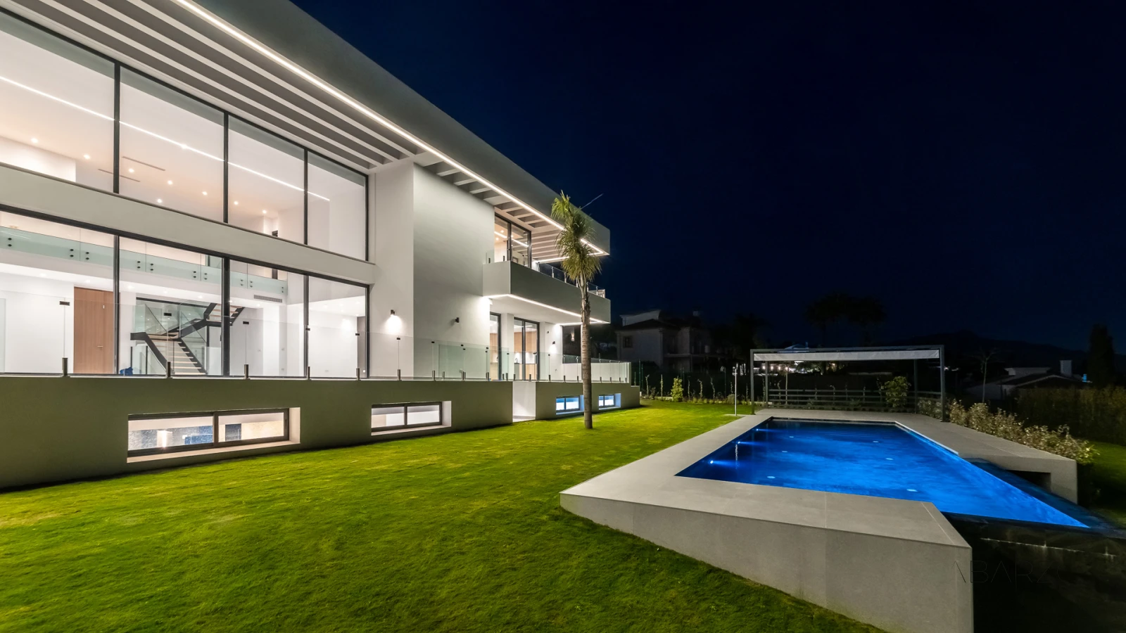 Villa de nueva construcción en parcela de 2500 m² con 6 dormitorios y diseño innovador — interior, New Golden Mile, Estepona (26 of 27)