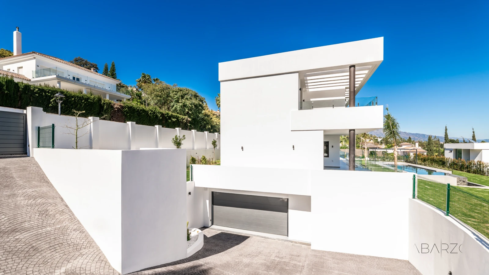 Villa de nueva construcción en parcela de 2500 m² con 6 dormitorios y diseño innovador — interior, New Golden Mile, Estepona (2 of 27)
