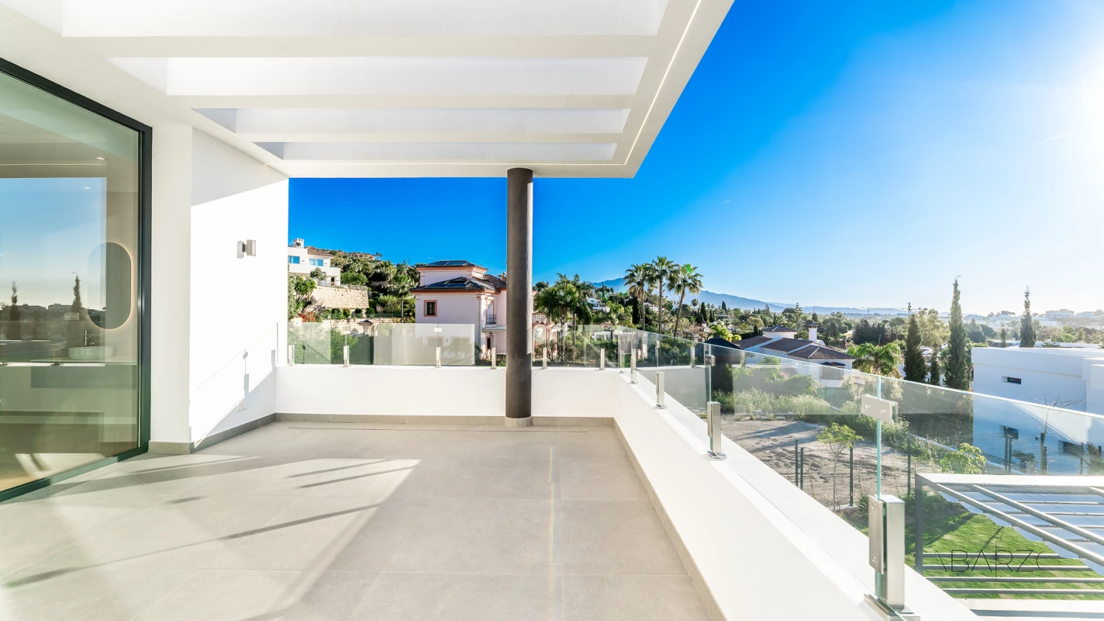 Villa de nueva construcción en parcela de 2500 m² con 6 dormitorios y diseño innovador — interior, New Golden Mile, Estepona (10 of 27)