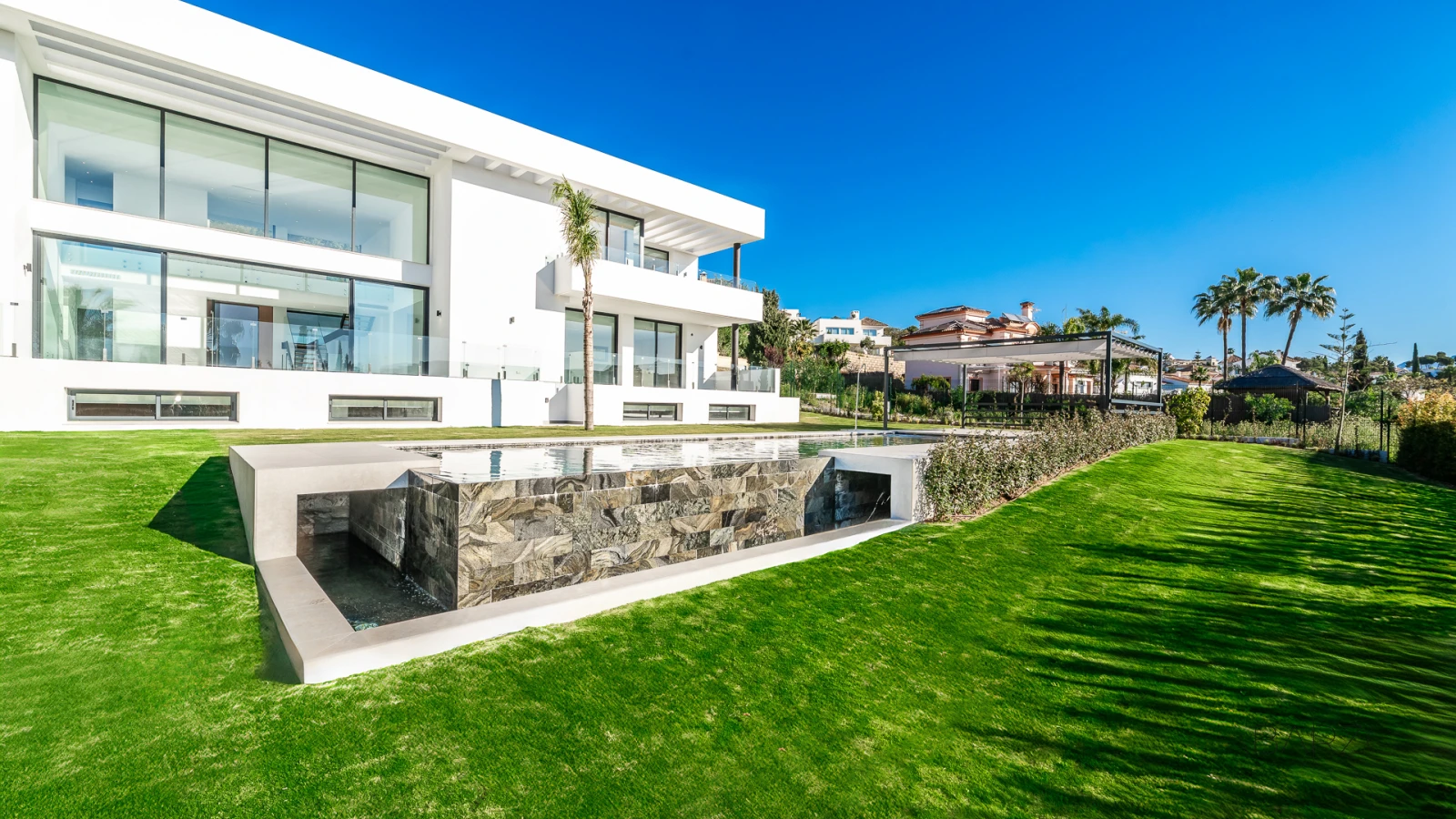 Villa de nueva construcción en parcela de 2500 m² con 6 dormitorios y diseño innovador — interior, New Golden Mile, Estepona (20 of 27)