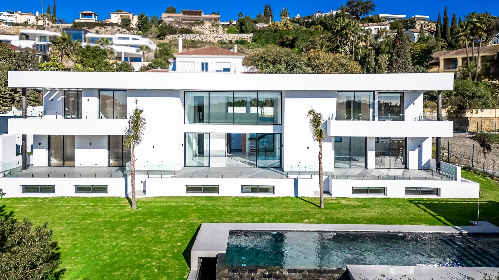 Villa de nueva construcción en parcela de 2500 m² con 6 dormitorios y diseño innovador — luxury property for sale in New Golden Mile, Estepona