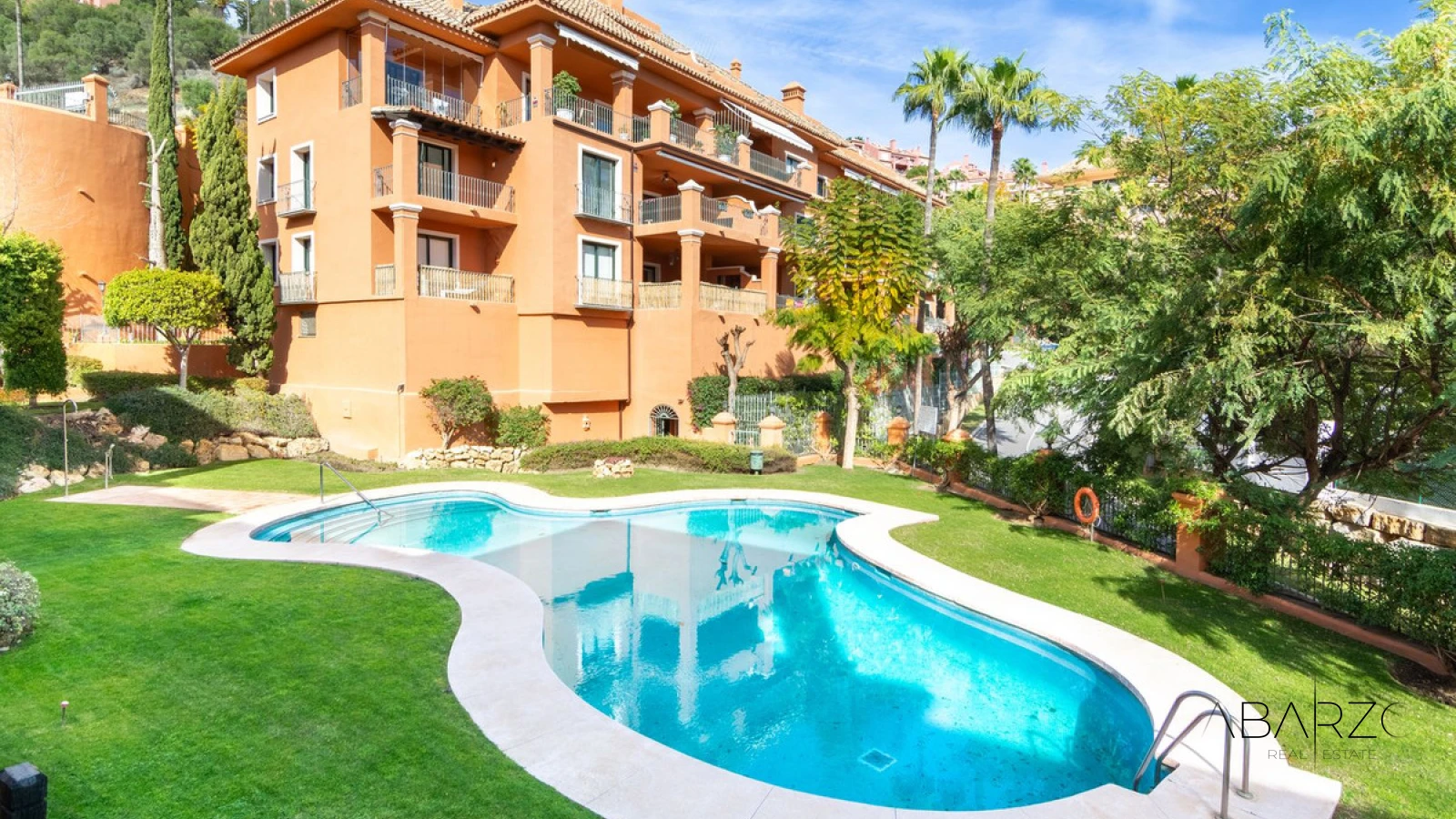 Lovely Spacious 2 Bedroom Apartment in Monte Halcones, Benahavis with Panoramic Sea Views — luxury property for sale in Monte Halcones, Benahavís