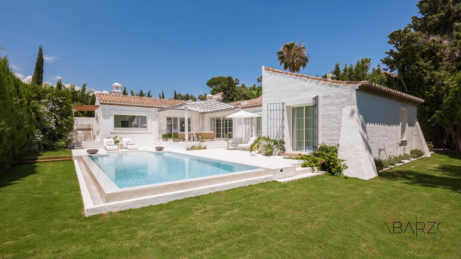 Средиземноморская вилла с садом и бассейном в Гуадальмина Альта — luxury property for sale in Guadalmina Alta, San Pedro de Alcántara