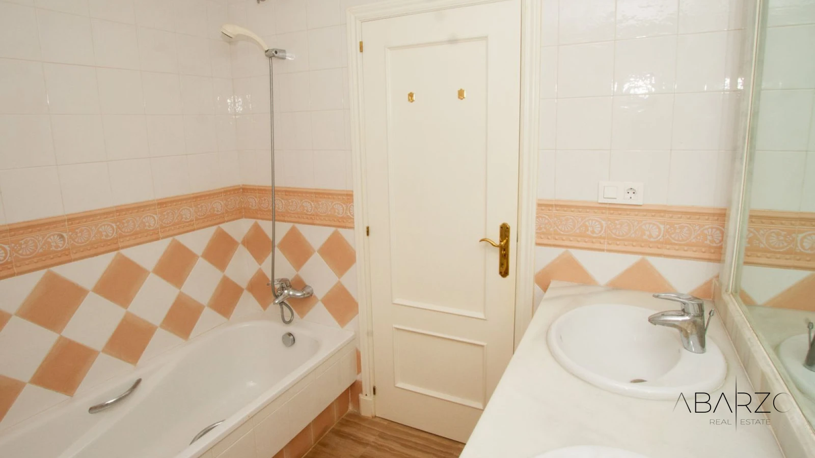 Superb Large 3-Bedroom Luxury Ground Floor Apartment Near Elviria Beach with Private Garden — interior, Marbella East, Marbella (16 of 17)