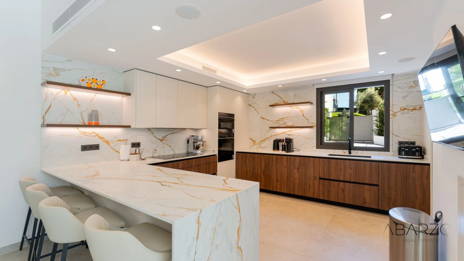 Contemporary villa with private pool and golf views in La Cerquilla, Nueva Andalucía — interior, Nueva Andalucía, Marbella (10 of 49)