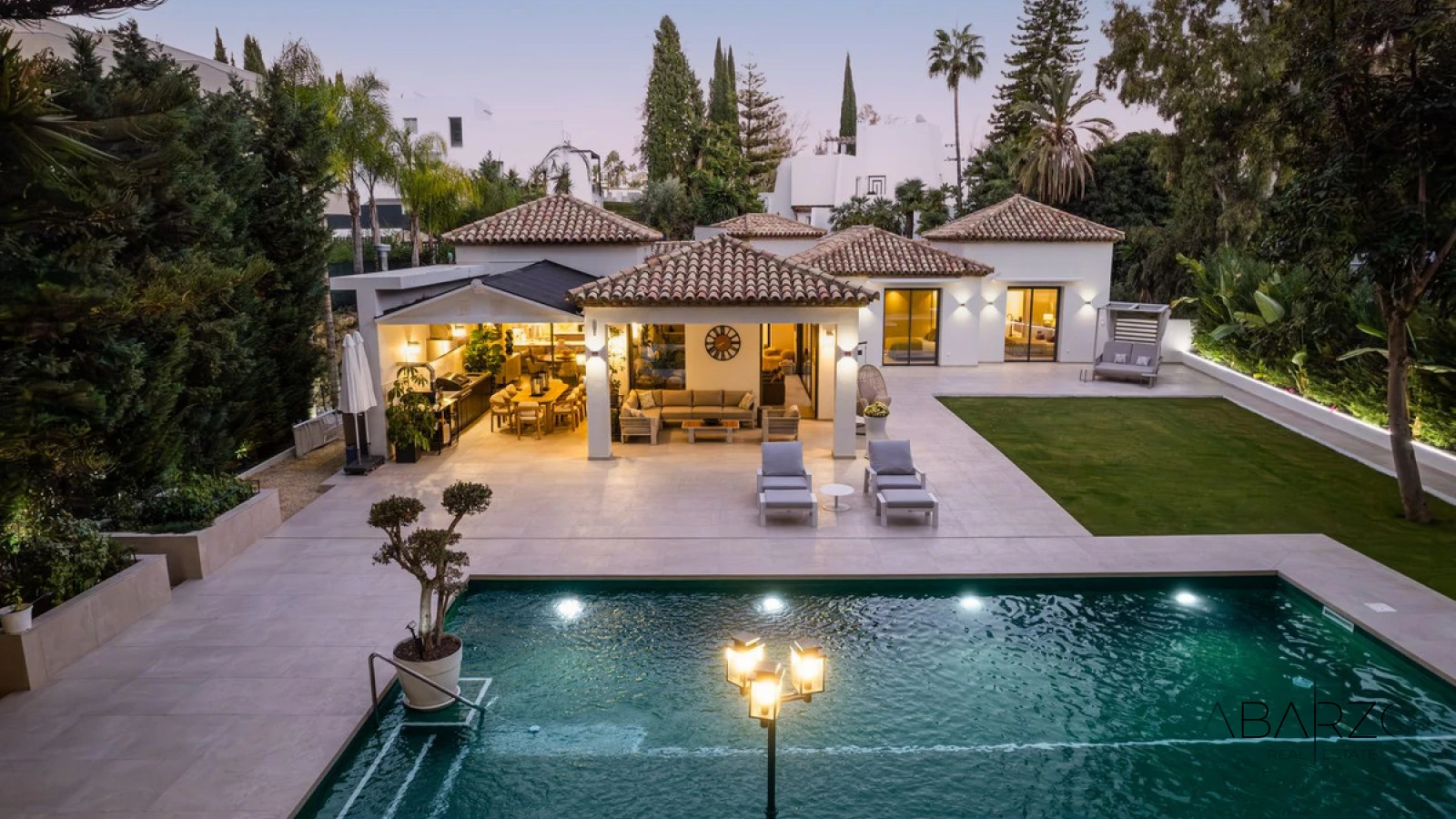 Contemporary villa with private pool and golf views in La Cerquilla, Nueva Andalucía — luxury property for sale in Nueva Andalucía, Marbella