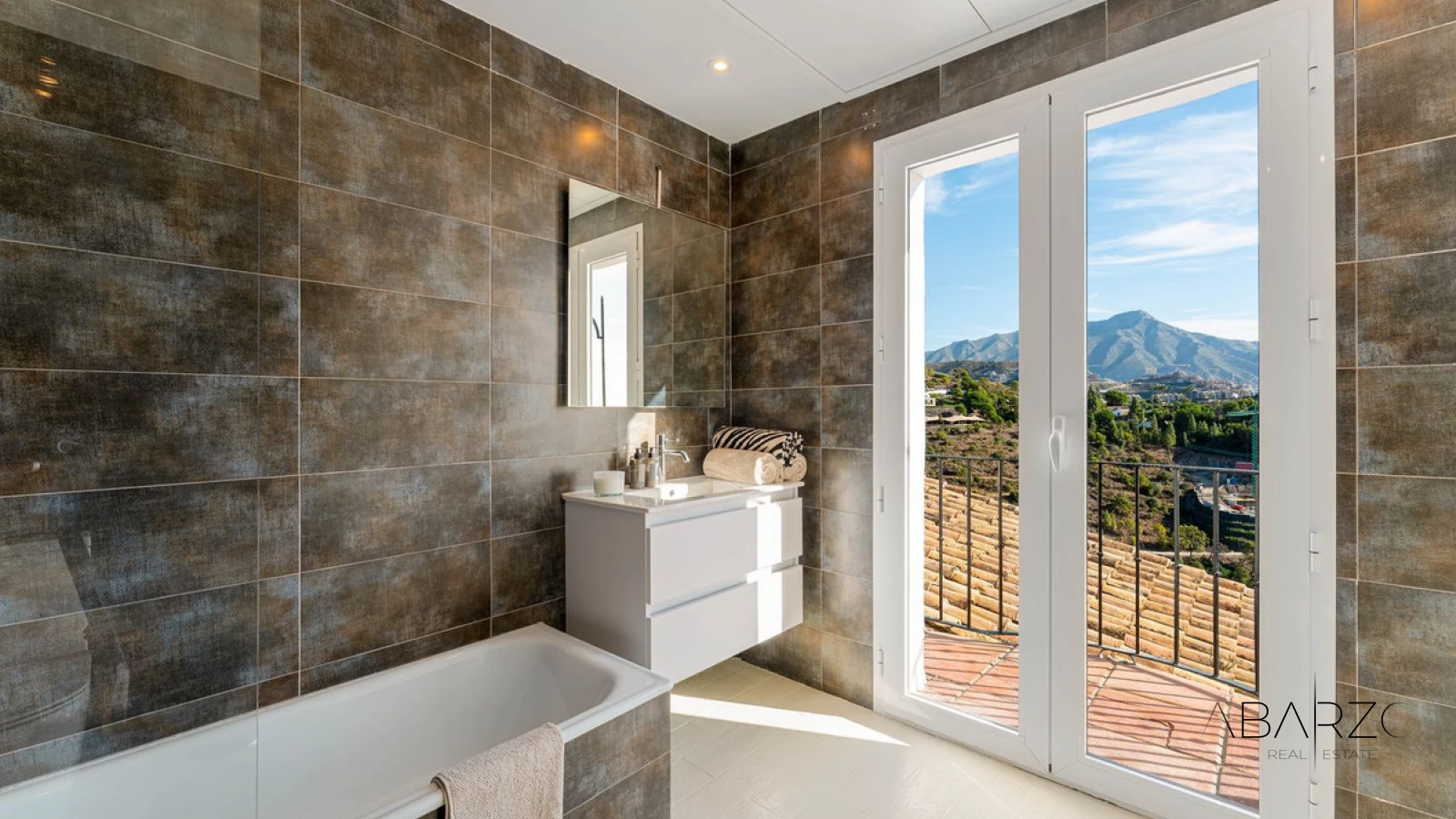 Rustic Mediterranean villa with sea views in El Madroñal, Benahavís — interior, El Madroñal, Benahavís (27 of 49)