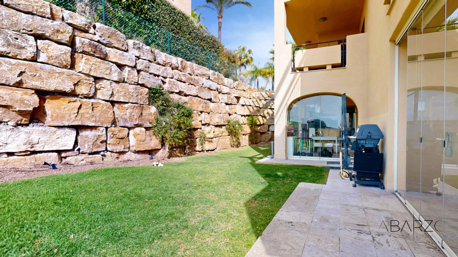 Corner Ground-Floor Apartment with Private Garden and Sea Views in Benahavís — interior, Benahavís (18 of 35)
