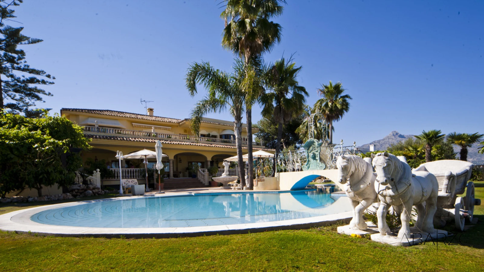 Отдельная Вилла в Пуэрто Банус с Частным Бассейном и Видом на Море — luxury property for sale in Puerto Banús, Marbella
