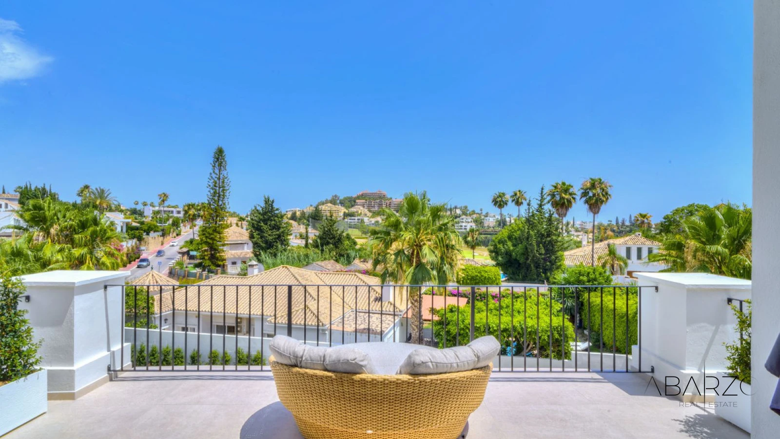 Chalet with Golf Views in Gated Community, Renovated 2024, Pool & Jacuzzi — interior, Nueva Andalucía, Marbella (9 of 27)