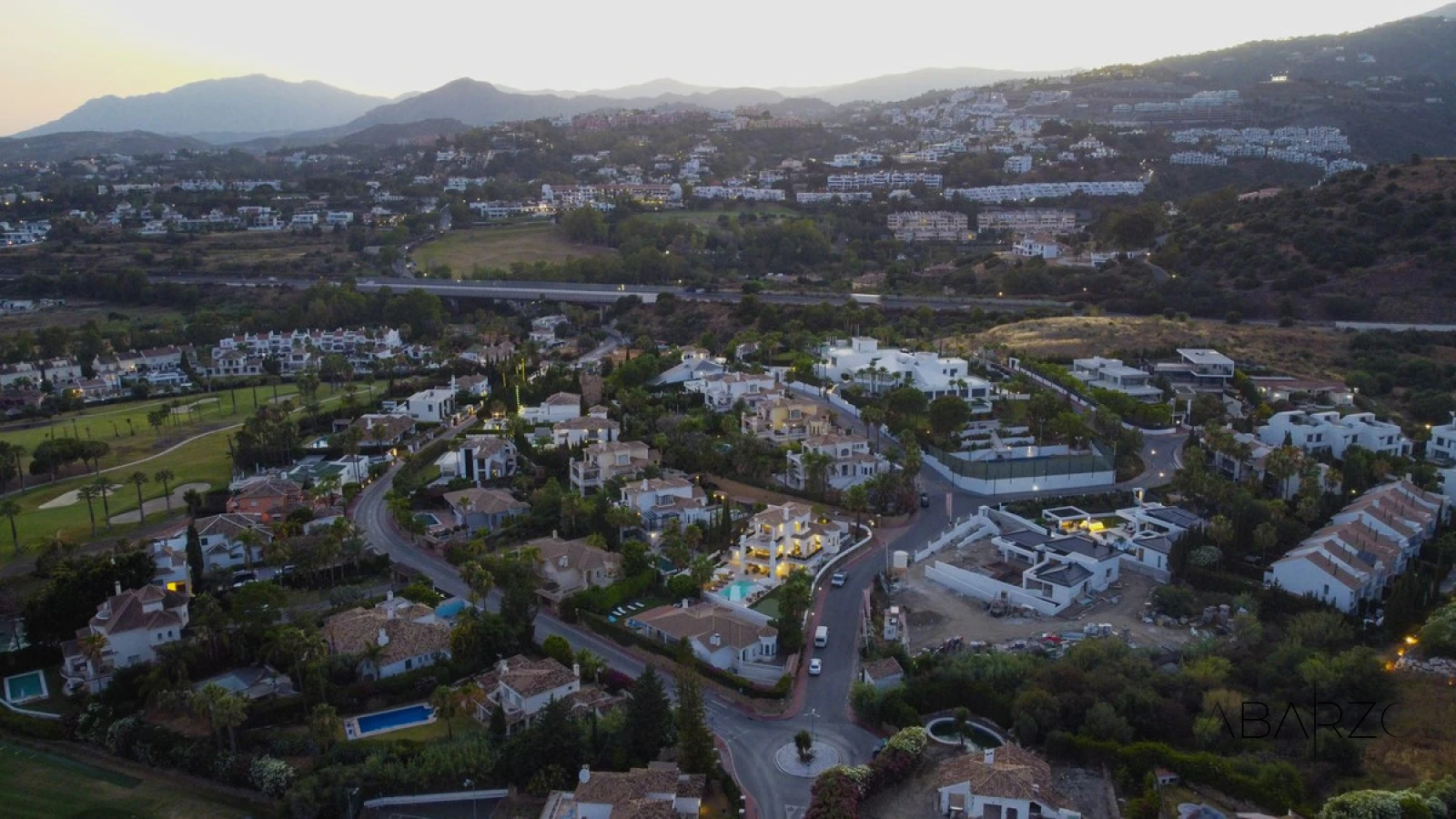 Chalet with Golf Views in Gated Community, Renovated 2024, Pool & Jacuzzi — interior, Nueva Andalucía, Marbella (5 of 27)
