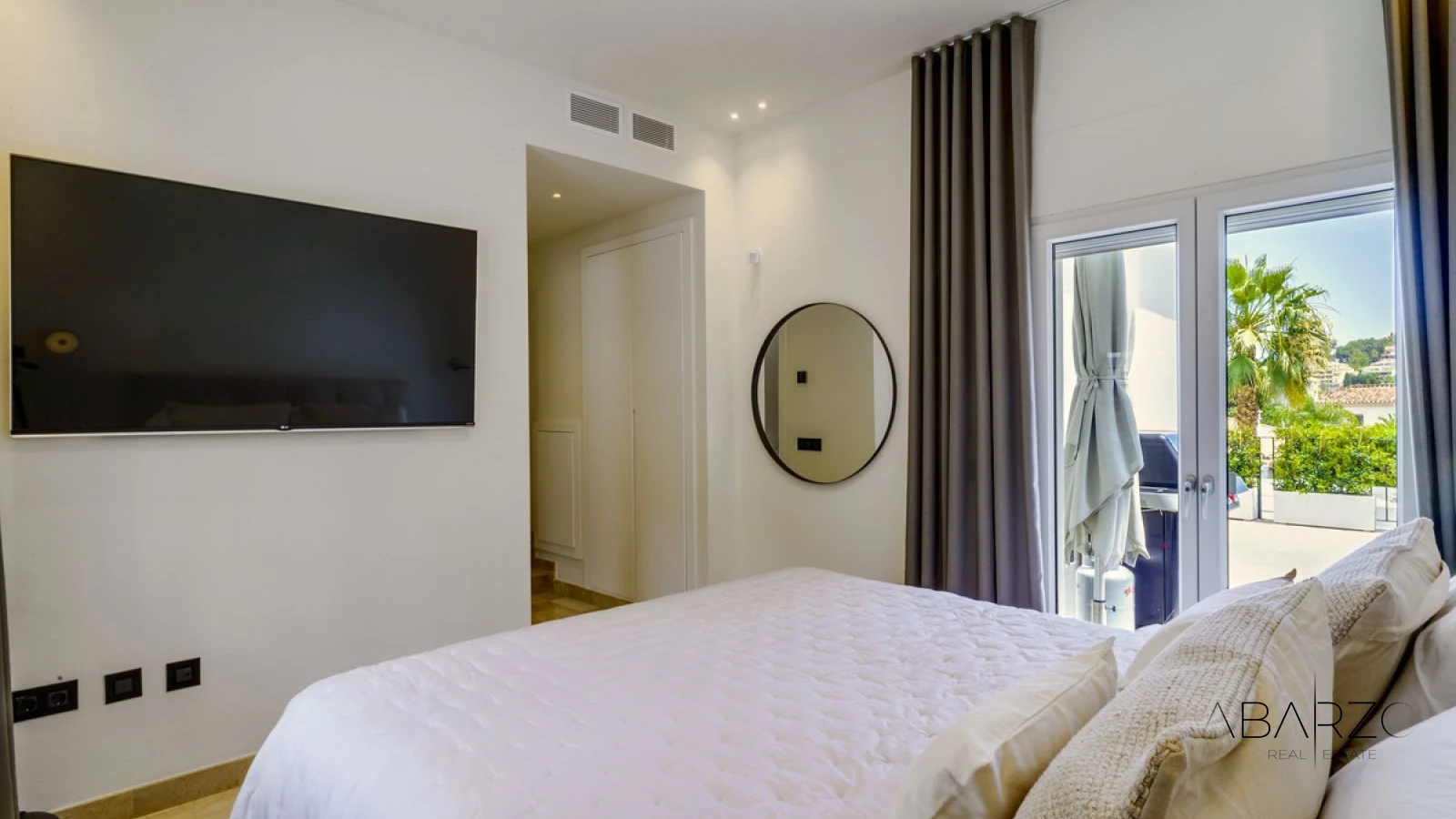 Chalet with Golf Views in Gated Community, Renovated 2024, Pool & Jacuzzi — interior, Nueva Andalucía, Marbella (7 of 27)