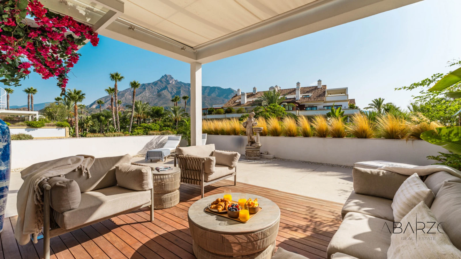 Luxurious three-bedroom duplex penthouse with terraces in Las Lomas del Rey, Marbella Golden Mile — luxury property for sale in Golden Mile, Marbella