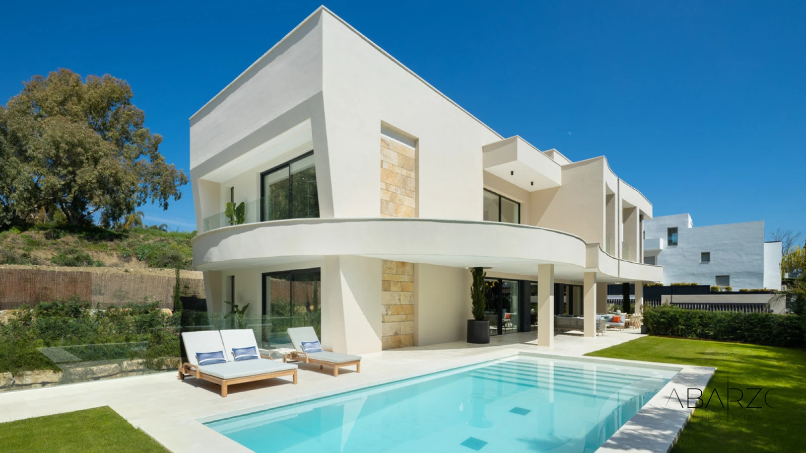 Exclusive 5-Bedroom Villa with Jacuzzi and Mountain Views in La Cerquilla, Marbella — luxury property for sale in Nueva Andalucía, Marbella